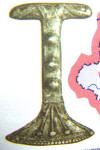 Бронзовая рукоятка меча и сосуд, украшенный кругами храма Посейдониса. Интересно, десять ли кругов на сосуде? Не железное ли лезвие было у меча? 