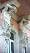 Скульптурное украшение зданий Махачкалы - атланты 
